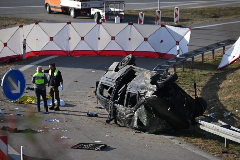 Der Fahrer des Transporters wurde bei dem Unfall verletzt, er wurde festgenommen. dpa