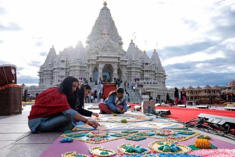 Der größte Hindu-Tempel außerhalb Asiens hat am Wochenende in Robbinsville (US-Bundesstaat New Jersey) seine Pforten eröffnet. AFP
