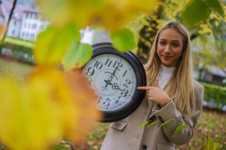 Der längste Tag des Jahres steht bevor: Martina (18) aus Dornbirn freut sich, dass es morgens jetzt früher hell wird.  VN/Steurer