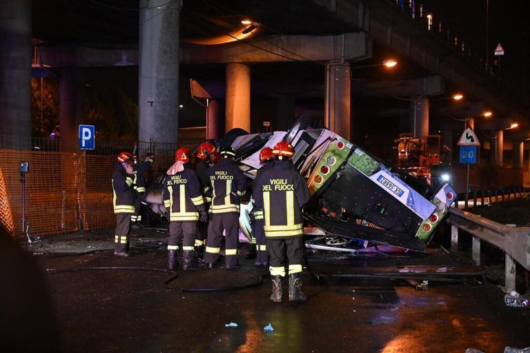 Der mit Erdgas betriebene Bus stürzte zehn Meter ab und geriet in Brand. afp