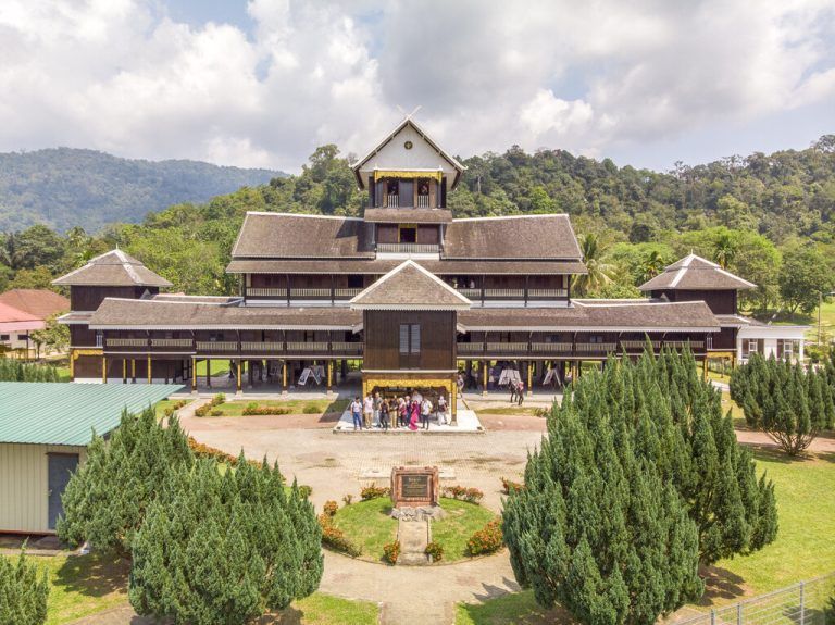 Der Palast Istana Lama Seri Menanti wurde komplett ohne die Verwendung von Nägeln und Schrauben gebaut. Shutterstock