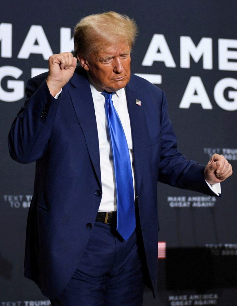 Der republikanische Präsidentschaftskandidat und ehemalige US-Präsident Donald Trump tanzt in Derry, New Hampshire, für die Menge. RTS