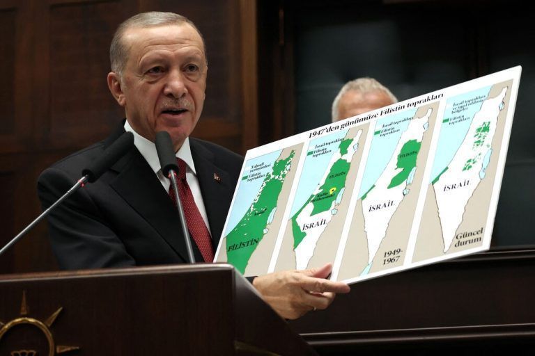 Der türkische Präsident Recep Tayyip Erdogan hält bei einer Rede ein Plakat der Entwicklung des israelischen Staatsgebiets in die Höhe. AFP