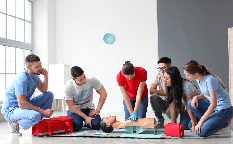 Die Arbeit an Patienten ist erst nach der Vollendung des 17. Lebensjahres erlaubt. Shutterstock (2)