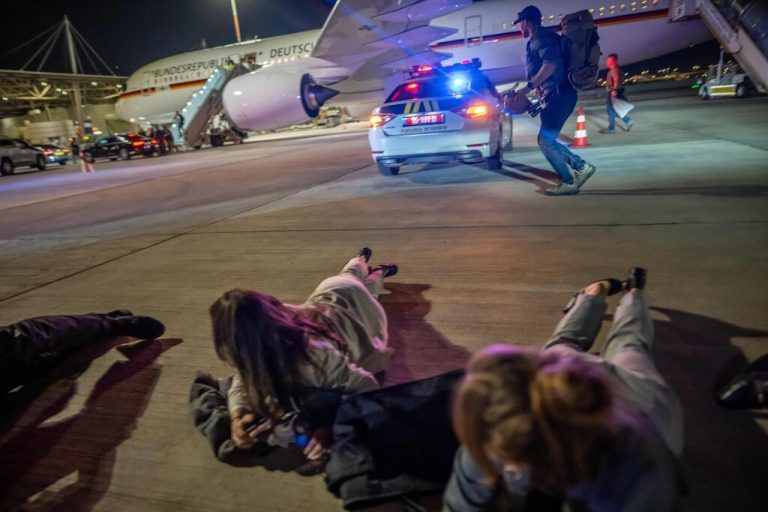 Die Delegation von Bundeskanzler Olaf Scholz (SPD) musste am Dienstagabend vor dem Abflug von Tel Aviv nach Kairo wegen eines Raketenalarms schlagartig das Flugzeug verlassen. AFP