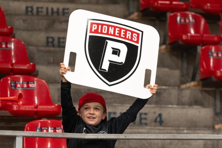 Die Fans freuen sich mit den Pioneers.
