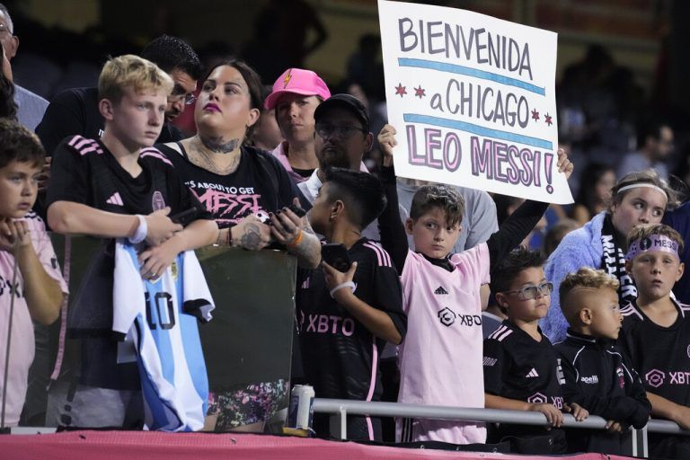 Die Fans in Chicago warteten vergeblich auf einen Einsatz von Lionel Messi.ap