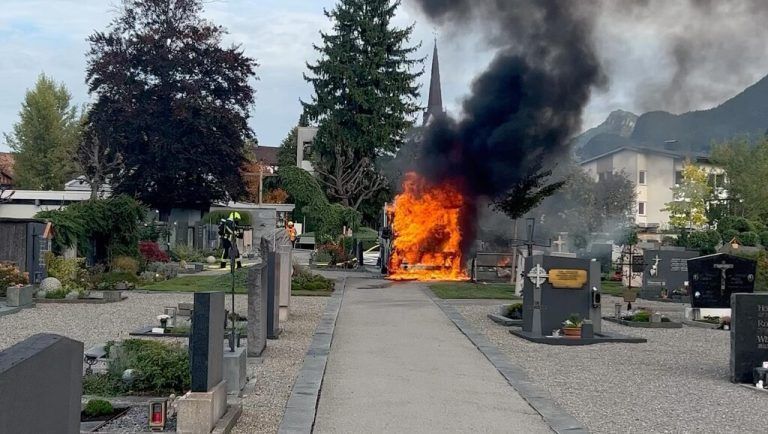 <p class="caption">Die Feuerwehr Götzis musste zu einem Brandeinsatz beim örtlichen Friedhof ausrücken. <span class="media-container dcx_media_rtab" data-dcx_media_config="{}" data-dcx_media_type="rtab"> </span><span class="marker">feuerwehr Götzis<br/></span></p>