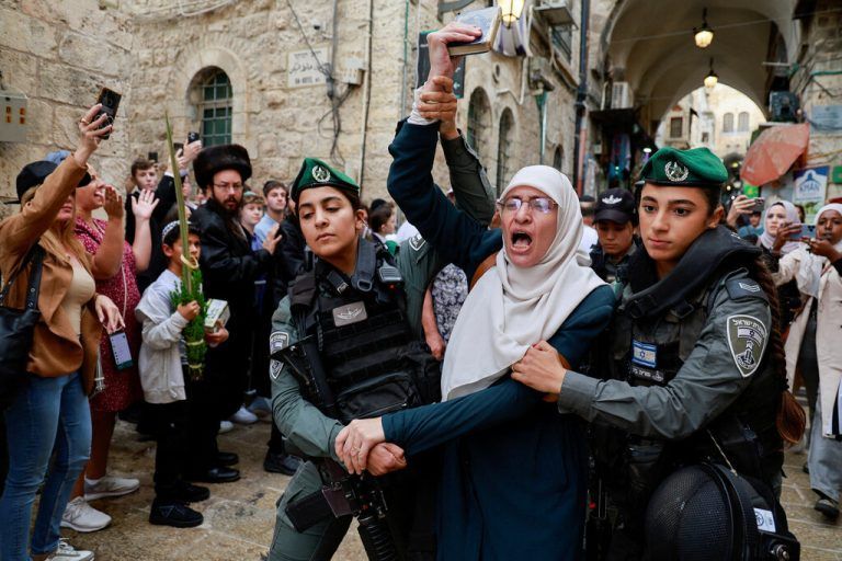 Die israelische Grenzpolizei hat eine Demonstrantin aus Palästina im historischen Jerusalem festgehalten. REUTERS