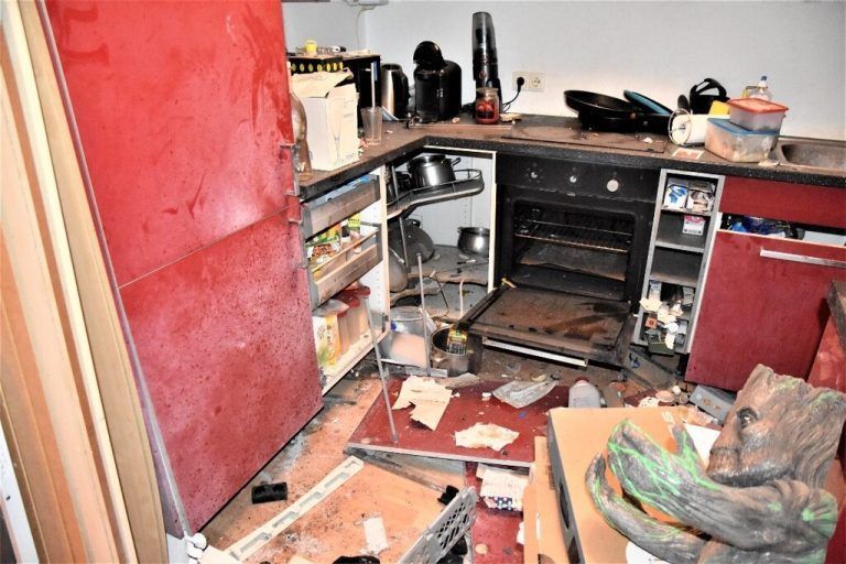 Die Küche der Wohnung wurde durch den Knallkörper verwüstet. apa
