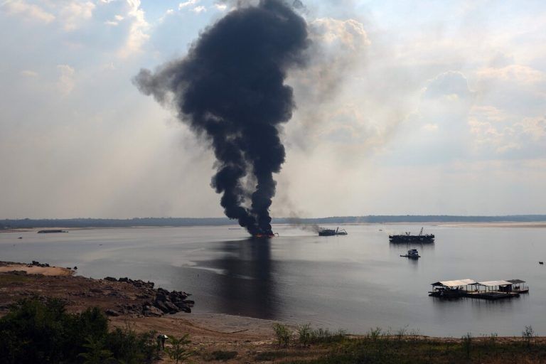 Die Polizei zerstört illegale Bergbaubagger bei einem Einsatz am Ufer des Rio Negro in Manaus, Brasilien. AFP