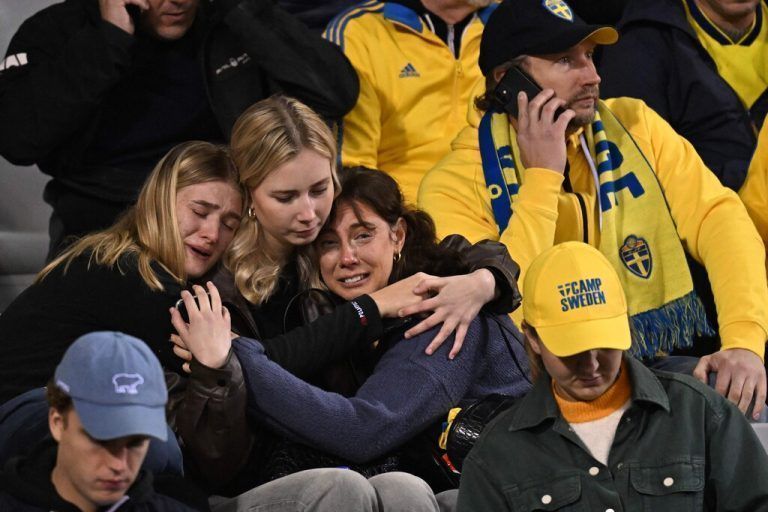 Schwedische Anhänger trauerten im Stadion von Brüssel um die Verstorbenen.apa