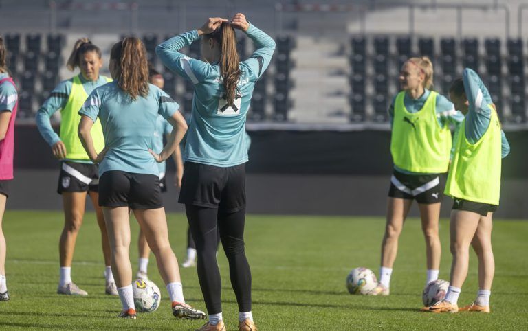 Die Spielerinnen freundeten sich mit dem Rasen an.