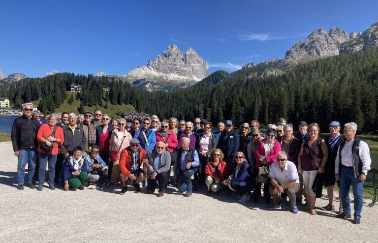 Die Weiler Senioren am Misurinasee mit den „Drei Zinnen“.50plus Weiler