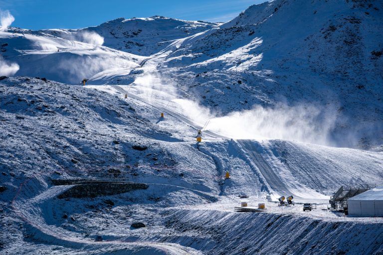 Die Weltcup-Rennen in Zermatt/Cervinia finden am 11./12. November und 18./19. November 2023 statt. Auf dem Programm stehen zunächst die Abfahrten der Männer und dann jene der Frauen.AP