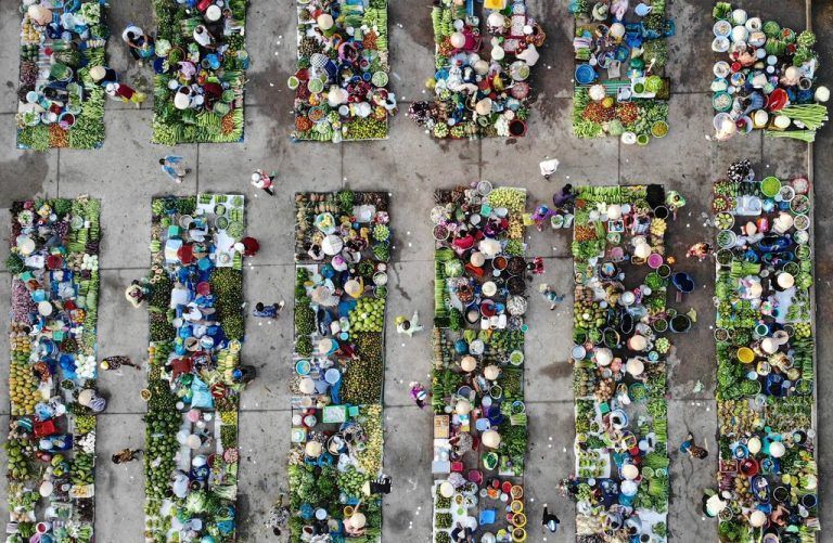 Dieses Bild zeigt Gemüseverkäufer und Kundschaft auf dem Vi Thanh Markt in der Provinz Hau Giang in Vietnam. AFP