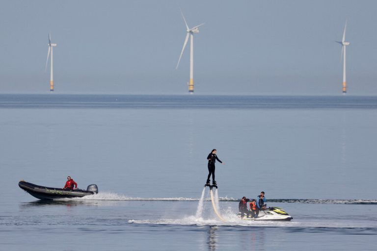 Diverse Wassersportler haben die derzeit sommerlichen Temperaturen in Herne Bay (Großbritannien) ausgenutzt. reuters