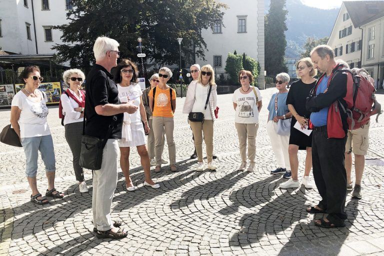 Dr. Armin Heim führte Mitglieder von Vorarlberg 50plus aus Dornbirn durch das historische Hohenems. G. Birkel
