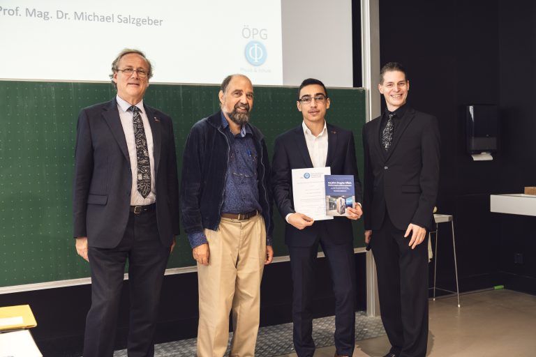 Der stolze Preisträger Abdul Rahmen Najeeb bei der Verleihung.