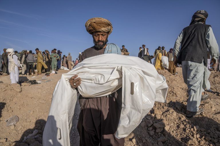 Ein afghanischer Mann trägt den Leichnam seines tot geborgenen Kindes. ap