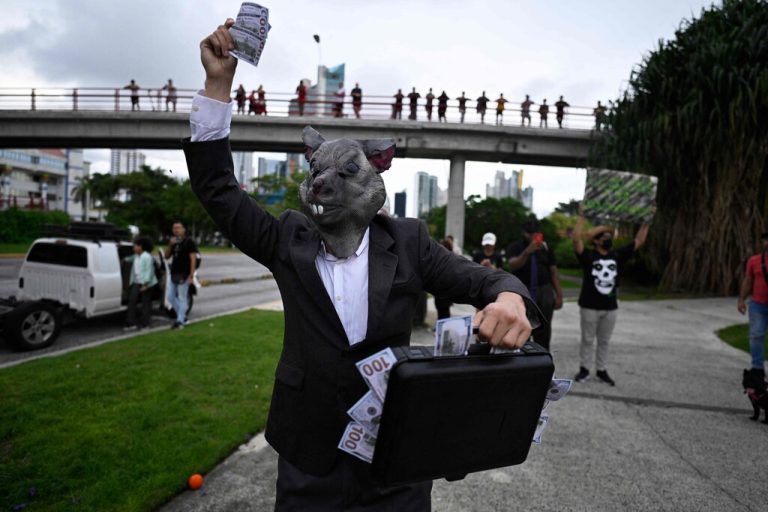 Ein Demonstrant protestiert in Panama Stadt gegen einen Vertrag mit dem kanadischen Bergbauunternehmen FQM zum Weiterbetrieb der größten Kupfermine Zentralamerikas. AFP