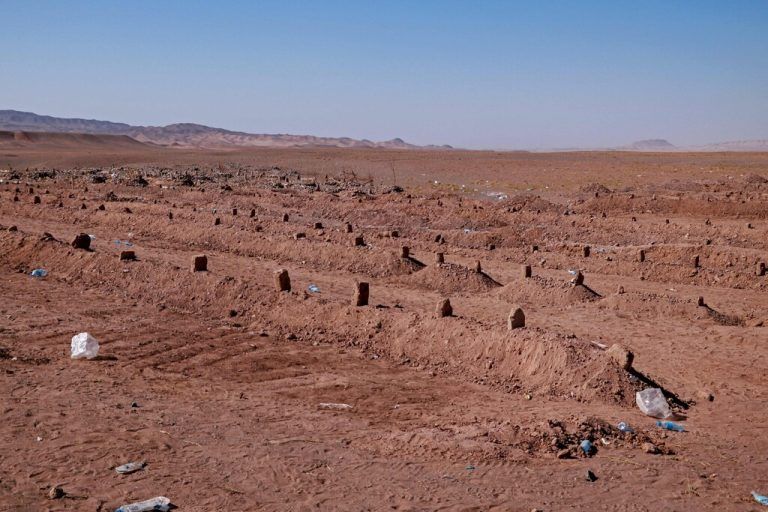 Ein Massenfriedhof in Afghanistan zeigt die verheerenden Auswirkungen des Erdbebens. Mehr als 2000 Menschen sind gestorben. AFP