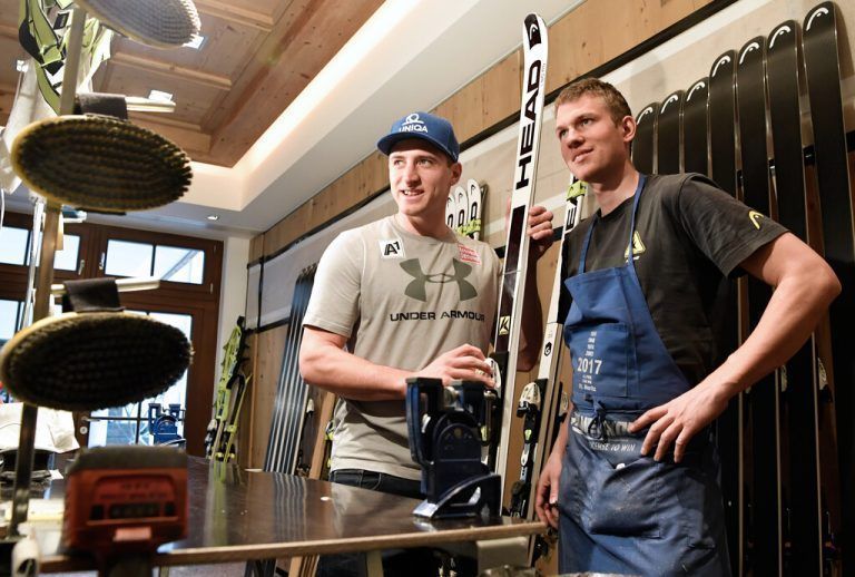Ein Servicemann – wie hier Ingo Fink (r.) von Olympiasieger Matthias Mayer – bereitet für ein Rennen Dutzende Paar Ski vor. Gepa