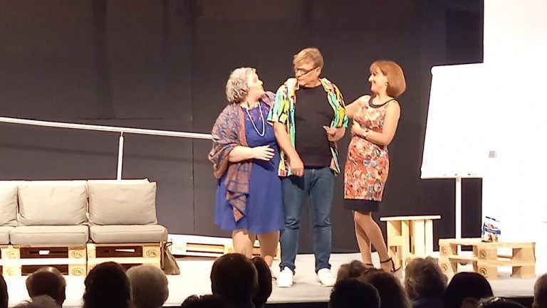 Ein voller Saal genoss die Premiere von „Nein zum Geld“. theatergruppe höchst grenzenlos