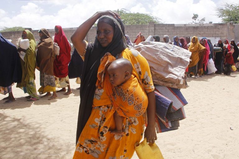 Eine Frau, die mit ihrem Baby wegen Dürre aus ihrer Heimat geflohen ist, befindet sich nun in einem provisorischen Lager am Stadtrand von Mogadischu, Somalia. AP