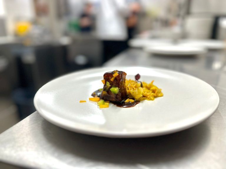 Sauerkraut mit Currykarotten und Schweinebauch an hausgemachter Portweinjus. 