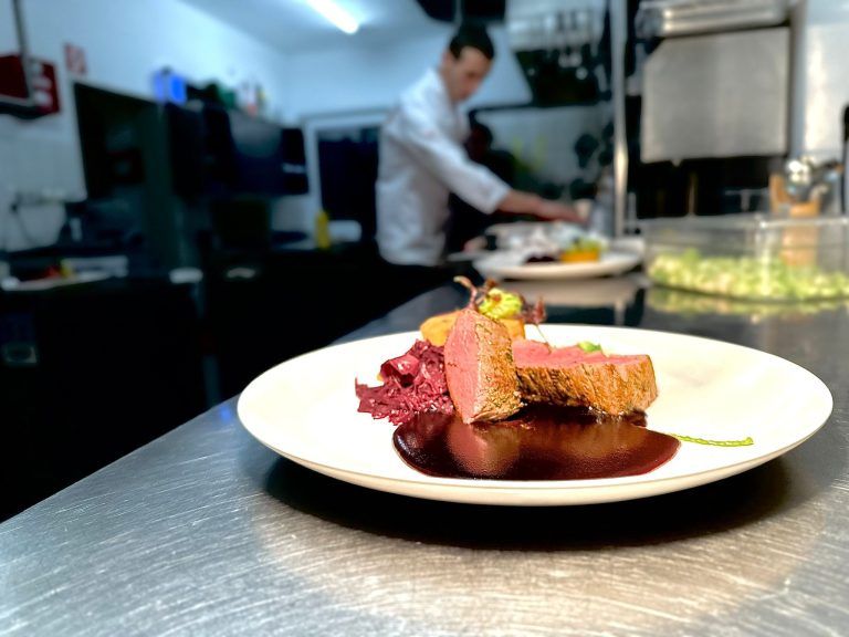 Duett vom Rindsfilet und Hirschrücken mit Portweinjus und Kartoffelsouflé.