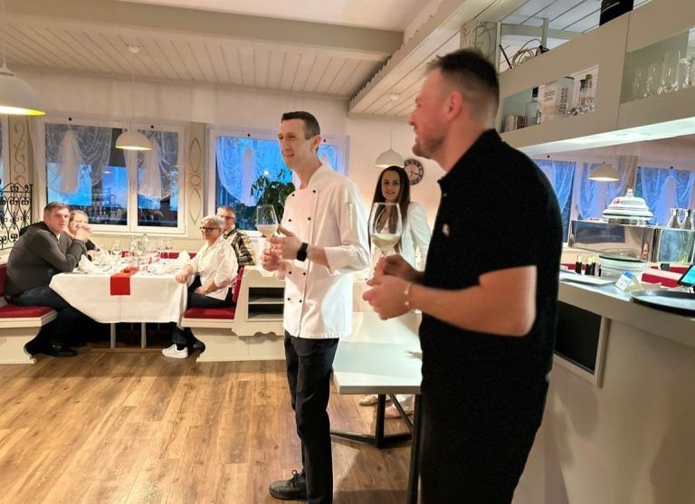 Elvis Hotaj mit Matthias und Patricia Vodenac von "Weinzeit" stellen die Weine vor.