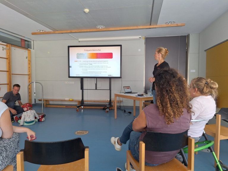 Engagierte Teilnahme von Vereinsmitgliedern beim Kinderworkshop Galileo-Training im Schulheim Mäder. Einzigartig EV für Menschen mit Behinderung