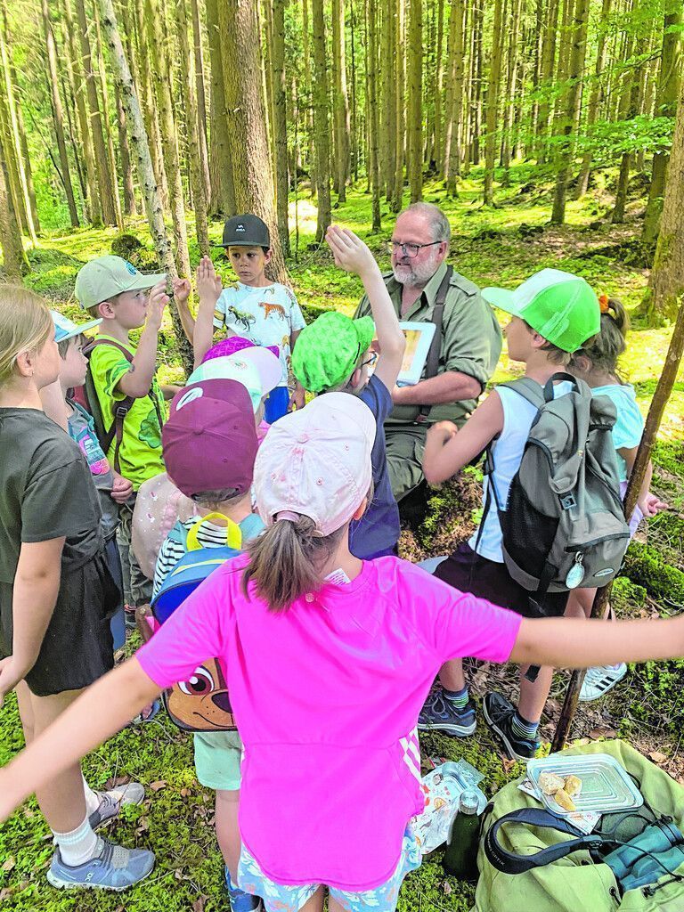 Ernst Schmid ist es wichtig, Kindern den Wald und die Natur nahezubringen. So gibt er auch Kurse im Rahmen des Göfner Kindersommers.