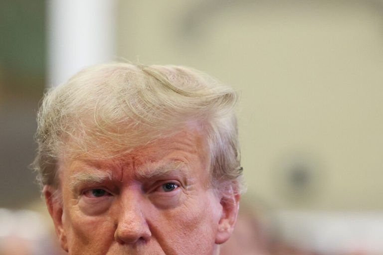Ex-US-Präsident Donald Trump hat sich persönlich einem Betrugsprozess in New York gestellt, der sein Geschäftsimperium in der Metropole zerstören könnte. AFP