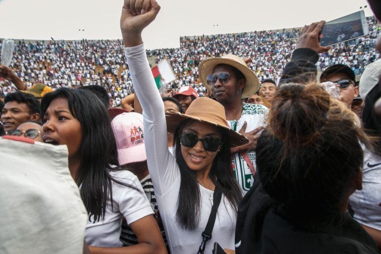 Fans und Unterstützer der elf Oppositionskandidaten nehmen in Antananarivo in Madagaskar an einem groß angelegten Treffen teil. AFP