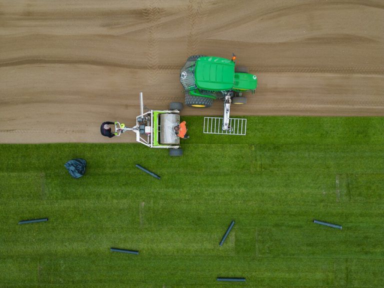 Fein säuberlich und auf den Zentimeter genau wird der neue Rollrasen im ImmoAgentur-Stadion ausgelegt.Fotos: Steurer