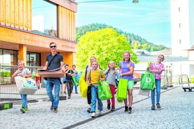Großer Tag für die Hittisauer Volksschüler: Sie zogen in ihre neue Schule um. »A5