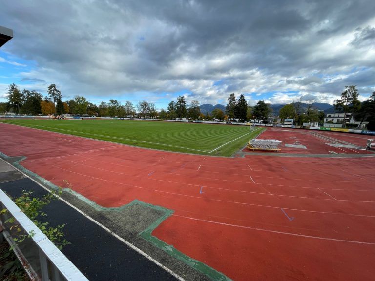 Die Laufbahn im Waldstadion in Gisingen wurde heuer erneuert. <span class="copyright">VN-HE</span><span class="copyright"></span><span class="copyright"></span><span class="copyright"></span><span class="copyright"></span><span class="copyright"></span><span class="copyright"></span><span class="copyright"></span><span class="copyright"></span><span class="copyright"></span><span class="copyright"></span><span class="copyright"></span><span class="copyright"></span><span class="copyright"></span><span class="copyright"></span><span class="copyright"></span>
