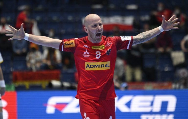 Für das ÖHB-Männerteam bestritt Robert Weber 213 Länderspiele, erzielte 940 Tore und war bei vier WM- und fünf EM-Endrunden dabei.Gepa