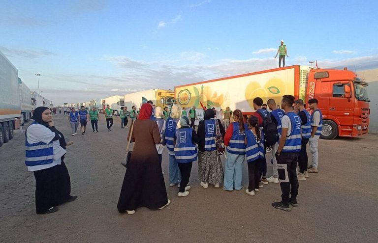 Für die ägyptischen Freiwilligen mit ihren Lkw ist es an der Grenze zum Gazastreifen, zu Rafah, ein langes Warten.Reuters