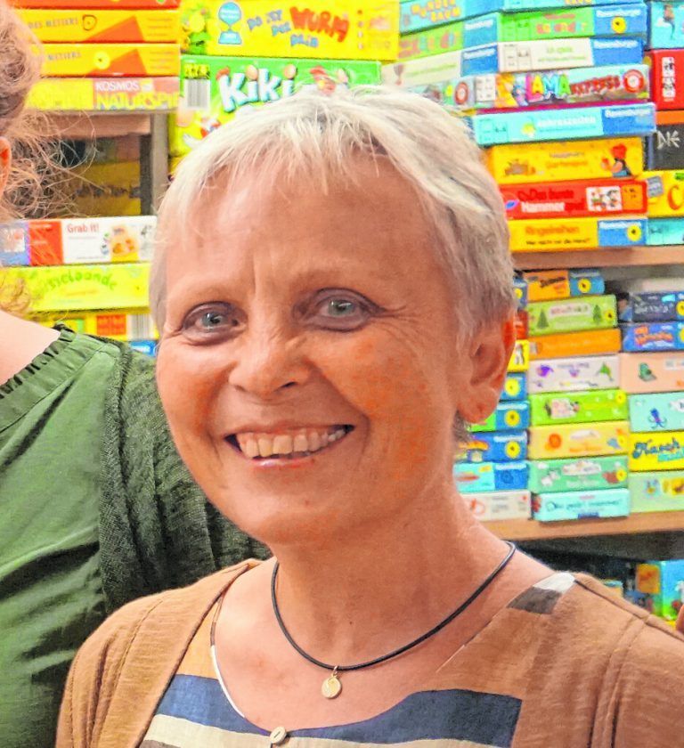 Gertraud Klemm machte sich in ihrem Buch auf die Suche nach Lösungsansätzen und ihr ist mit ‚Einzeller‘ ein ungeschöntes, klares Buch mit viel Humor gelungen. Es zeigt sehr deutlich auf, was fehlende Frauensolidarität auslöst und lässt uns darüber nachdenken, welches große Veränderungspotential Frauensolidarität beinhalten würde. Margit Brunner Gohm, Bibliotheksleiterin