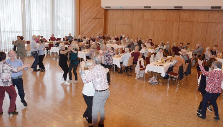 Getanzt wird bei der Martinifeier der Nüziger Pensionisten.verein