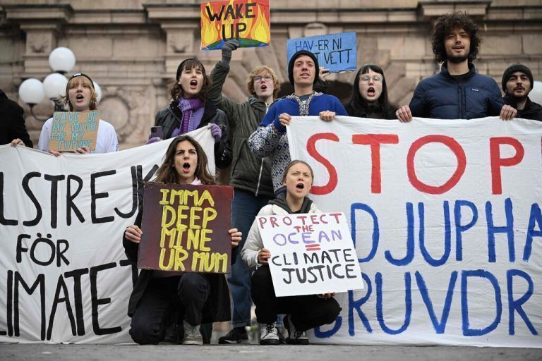 Greta Thunberg und andere Aktivisten nehmen an einem Klimaprotest im Zentrum von Stockholm teil. AFP