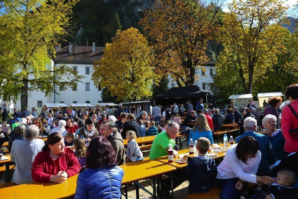 Am Emser Kirchplatz wird es herbstlich
