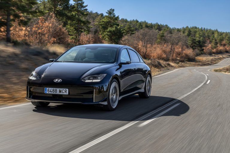 Hyundai Ioniq 6: Die stromlinienförmige E-Limousine mit Heck- oder Allradantrieb hat ihr Fahrdebüt in Südkoreas Hauptstadt Seoul absolviert.