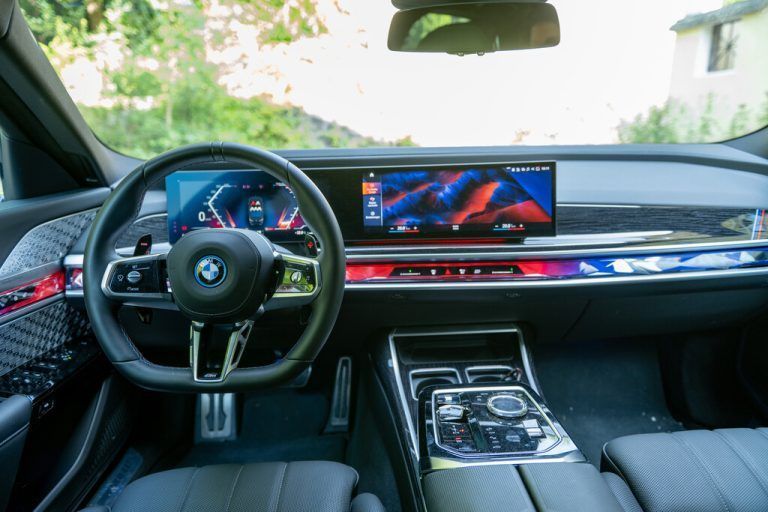 Im Cockpit dominiert das Curved Display als Kommando- und Info-Zentrale.