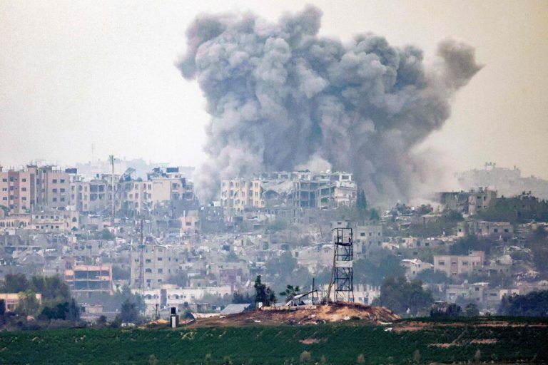 Im Gazastreifen soll es neben den Luftangriffe wieder zu einer Bodenoffensive Israels kommen.AFP