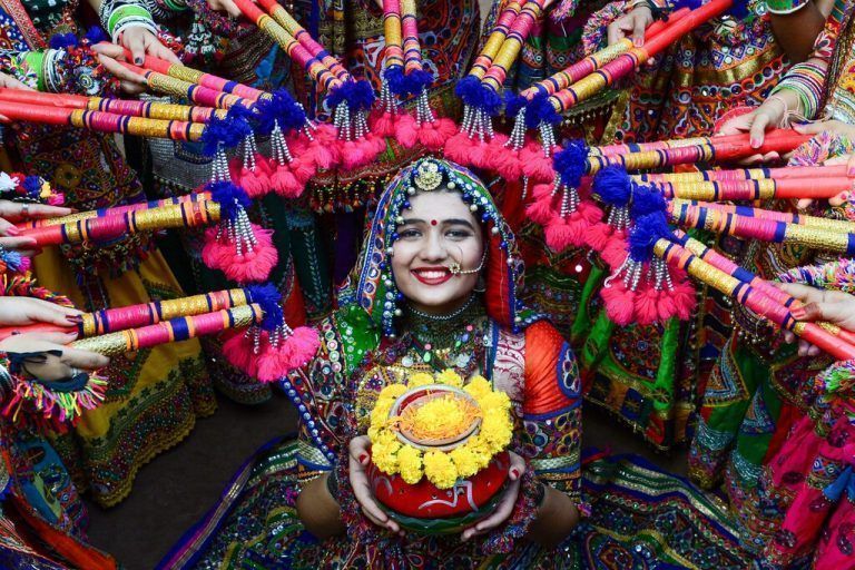 Im Vorfeld des Hindu-Festivals „Navratri“ in Ahmedabad (Indien) proben die Tänzerinnen den traditionellen Garba Tanz in Festtagskleidung. AFP