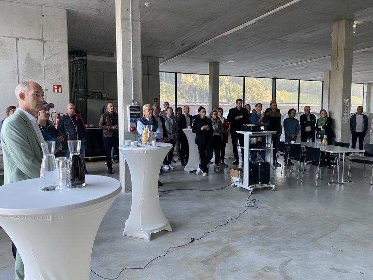 Die Unternehmer schauten sich die Präsentation von Hämmerle Kaffee an.